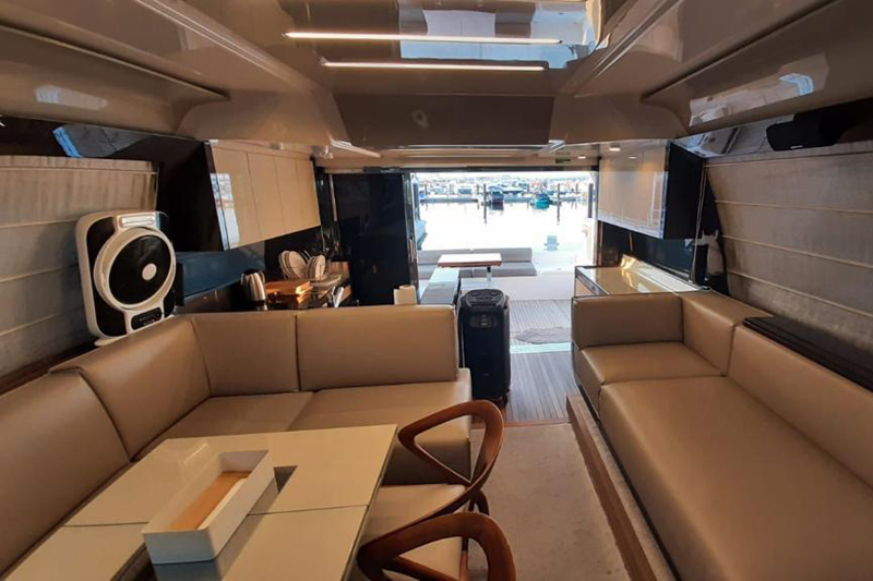 Ferretti 70ft rental dubai alfa yachts